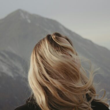 Praktische tips om je natuurlijke haar te verzorgen en te versterken